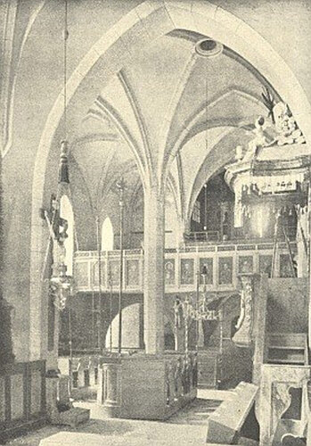 Kirchenschiff mit Kanzel / Vnitřní loď kostela s kazatelnou