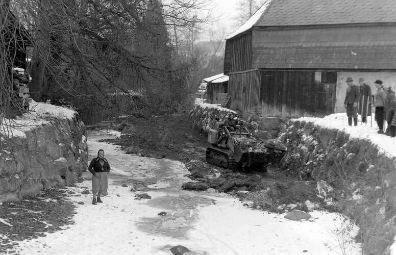 Reinigung der Feldaist im Lederertal mit einem Bagger
