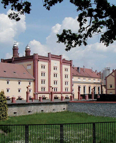 Vordere Fassade der Brauerei Třeboň