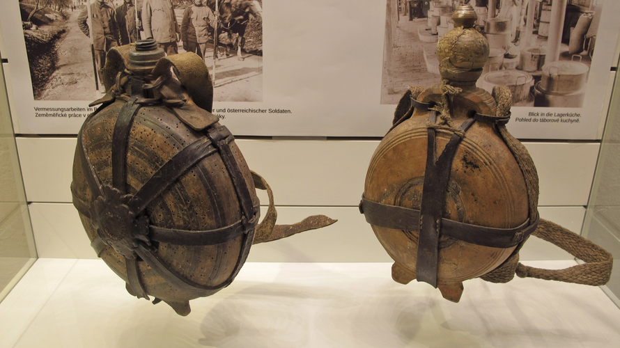 Vitrinenansicht - Objekte aus dem Freistädter Lager | © Mühlviertler Schlossmuseum Freistadt