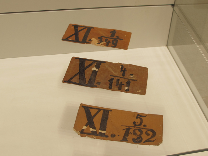 Vitrinenansicht - Objekte aus dem Freistädter Lager | © Mühlviertler Schlossmuseum Freistadt