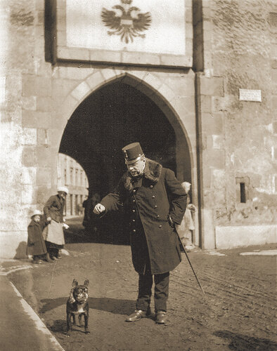 Lagerkommandant Oberst Longart