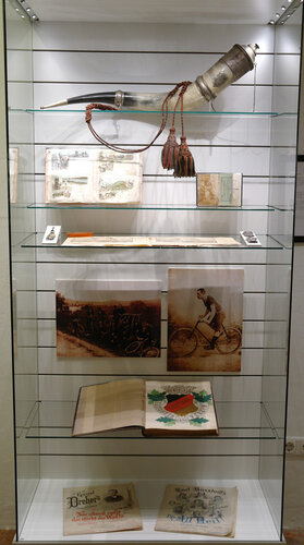 F01 02 - Vitrine Vereinswesen | © Foto: Verbund Oö. Museen