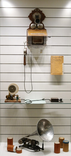 Vitrine: Die zweite Welt zuhause | © Mühlviertler Schlossmuseum, Foto: Verbund Oö. Museen