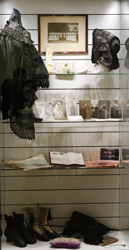 Vitrine: Die Frauen um die Jahrhundertwende | © Mühlviertler Schlossmuseum, Foto: Verbund Oö. Museen