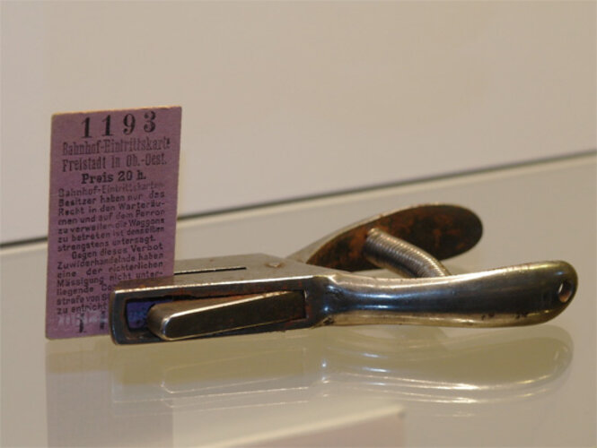 Bahnhof-Eintrittskarte und Lochzange | © Verbund Oö. Museen