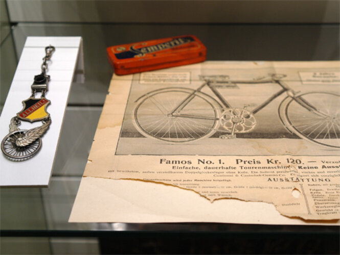 Radfahrer-Sportkette, Semperit-Blechdose, Katalog | © Mühlviertler Schlossmuseum, Foto: Verbund Oö. Museen