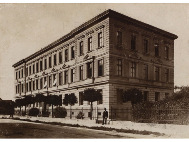 Gymnasium im September 1900