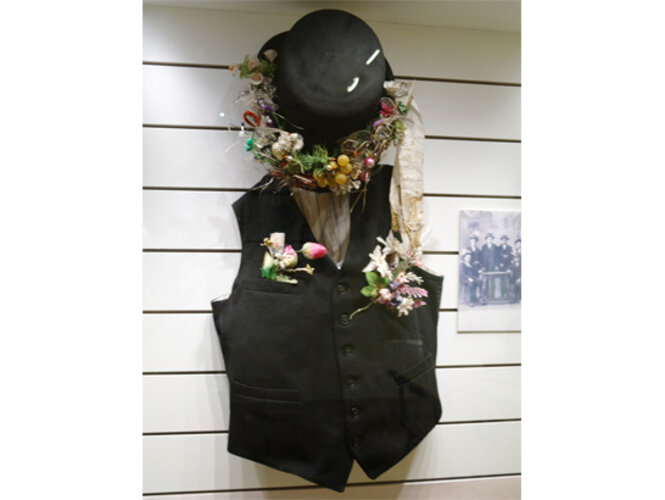 Hut und Gilet mit Musterungsschmuck | © Mühlviertler Schlossmuseum, Foto: Verbund Oö. Museen