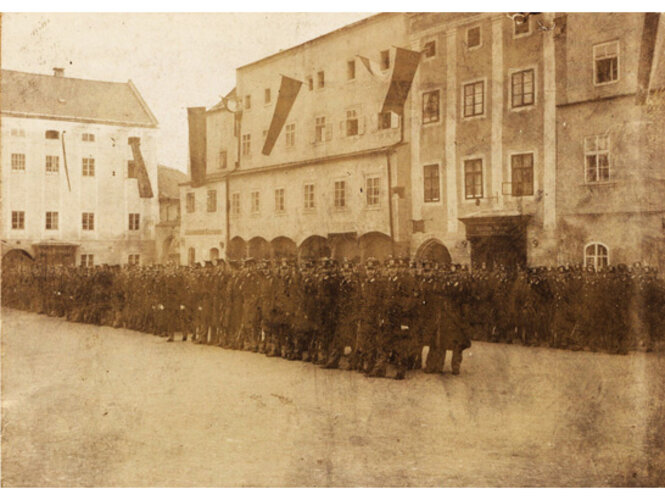 Garnison auf dem Hauptplatz