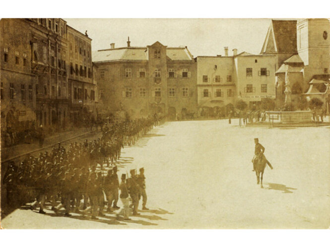 Garnison auf dem Hauptplatz 