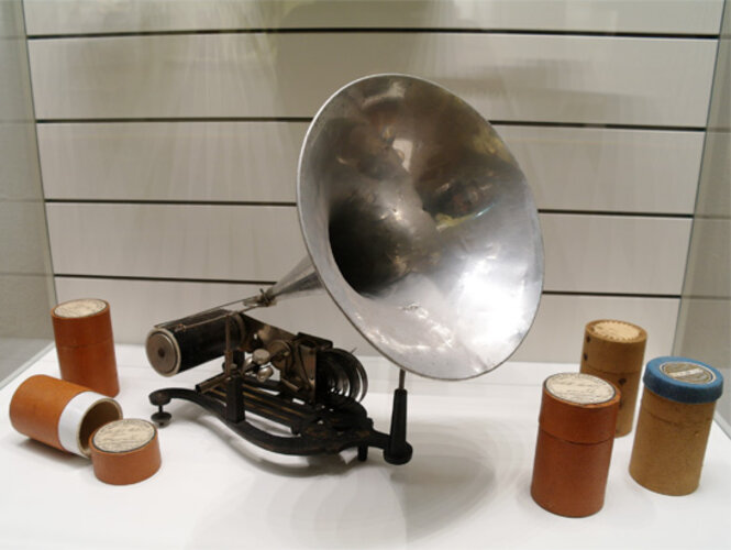 Walzen-Phonograph mit Rollen | © Mühlviertler Schlossmuseum, Foto: Verbund Oö. Museen