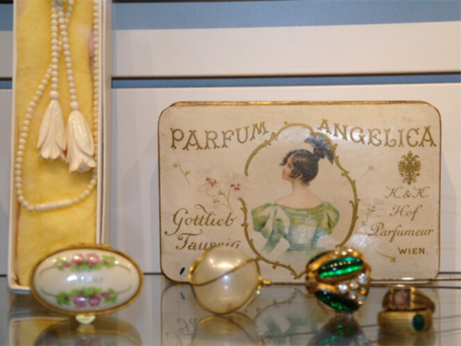 Parfum- und Cremedosen | © Foto: Verbund Oö. Museen