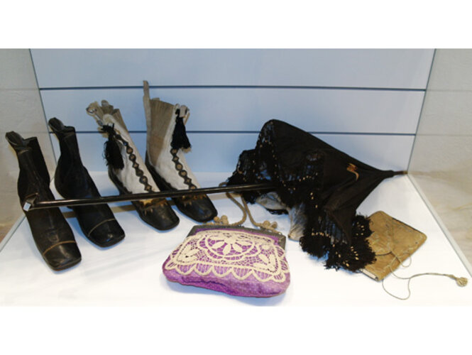 Schuhe, Schirm und Taschen  | © Mühlviertler Schlossmuseum, Foto: Verbund Oö. Museen