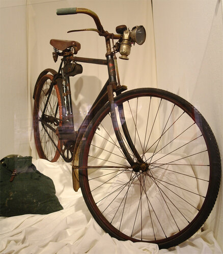 Fahrrad und Rucksack - Ausstellungsansicht