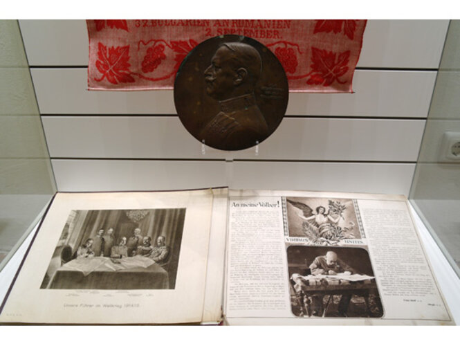 Vitrinenansicht "Kriegserklärungen" | © Mühlviertler Schlossmuseum - Foto: Verbund Oö. Museen