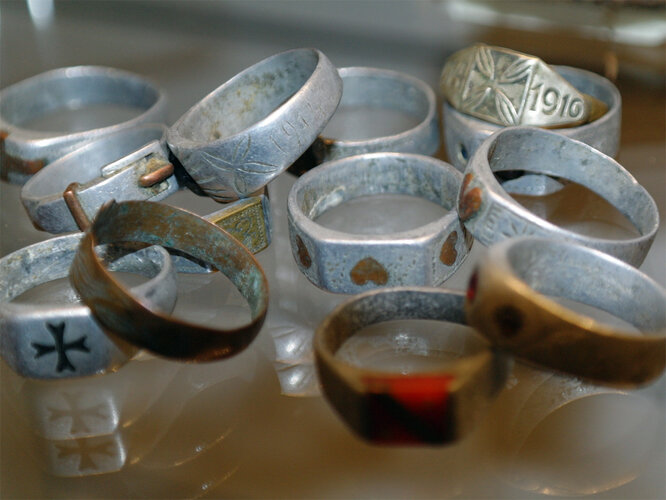 Ringe aus Abfallmaterial | © Mühlviertler Schlossmuseum - Foto: Verbund Oö. Museen