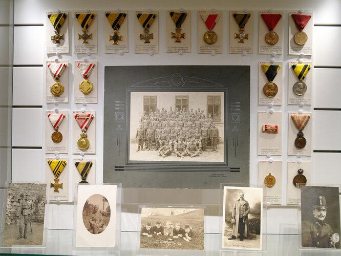 Vitrinenansicht "Auszeichnungen" | © Mühlviertler Schlossmuseum - Foto: Verbund Oö. Museen