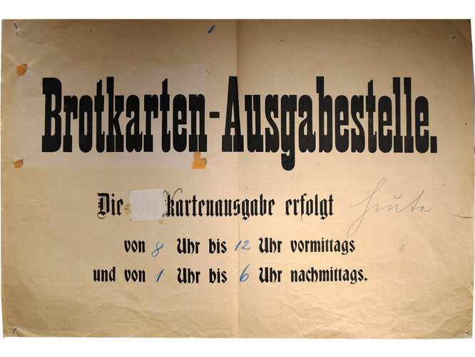 Plakat "Brotkarten-Ausgabestelle" | © Mühlviertler Schlossmuseum - Foto: Verbund Oö. Museen