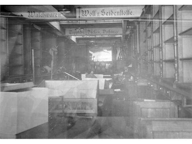 Geplündertes Textilgeschäft | © Foto: Verbund Oö. Museen
