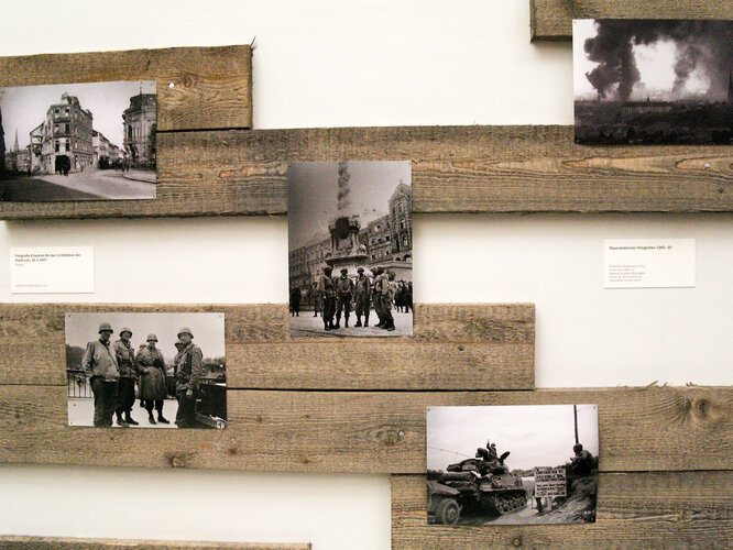 Fotowand zum Kriegsende 1945