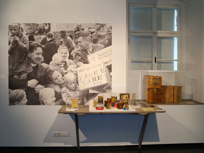 Ausstellungsansicht "CARE-Paket"