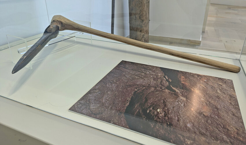 Bronzezeitlicher Bronzepickel mit hölzerner Schäftung aus dem prähistorischen Salzbergwerk in Hallstatt | © Naturhistorisches Museum Wien