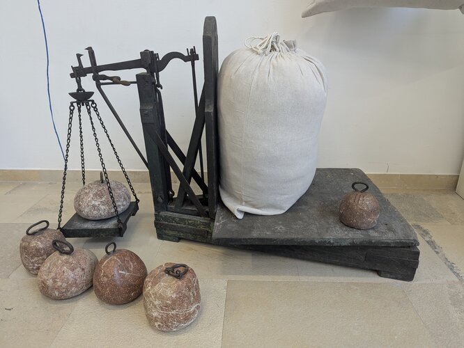 Sackwaage mit Steingewichten | © Foto: Verbund OÖ Museen