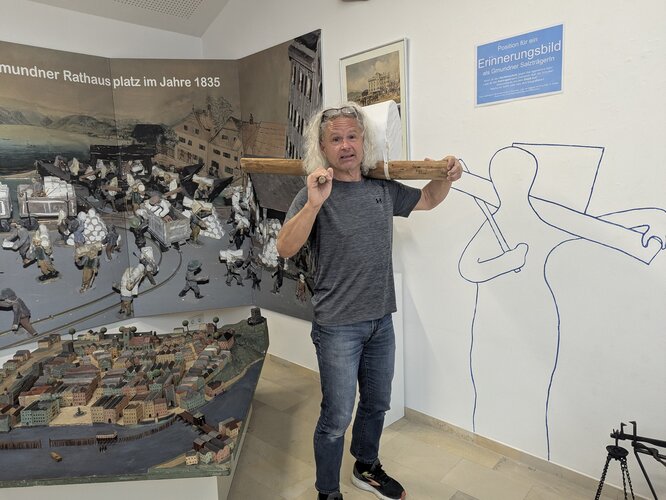 Museumsleiter Hans Weidinger mit Salztragerl  | © Foto: Verbund OÖ Museen