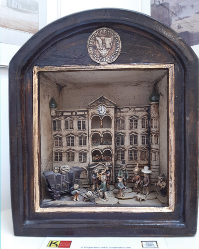 Keramik-Diorama der Pferdeeisenbahn am Rathausplatz von Gmunden | © Foto: J. T. Weidinger, K-Hof Kammerhof Museum Gmunden