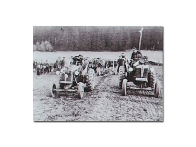 Traktoren der Einheitsgenossenschaft in Aktion