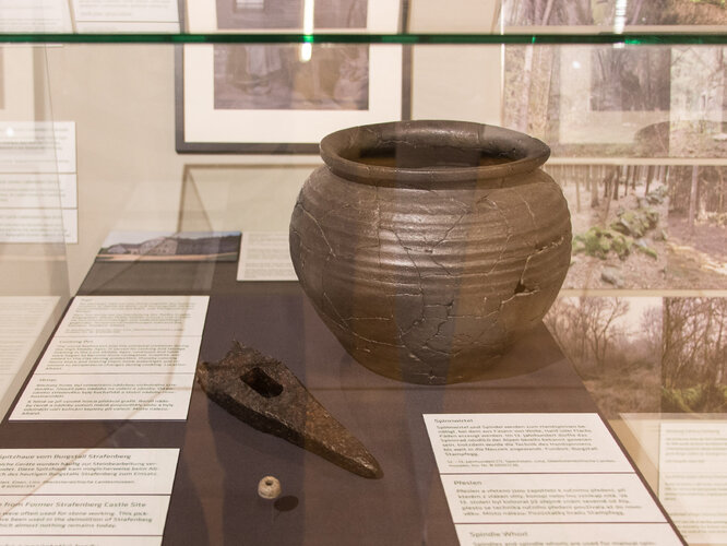 Topf, Spitzhaue und Spinnwirtel | © Flora Kainmüller