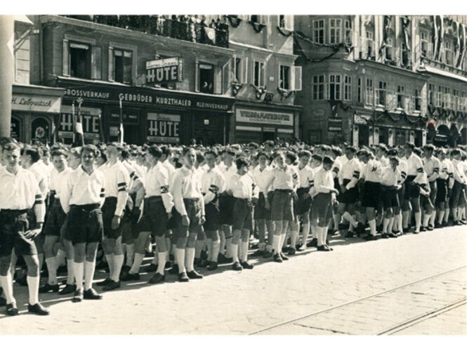 Aufmarsch der "Hitlerjugend" am Linzer Hauptplatz