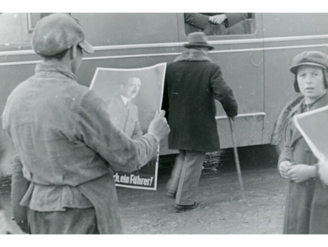 Verteilung von Propagandaplakaten