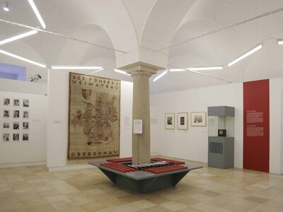 Der Anschluss - Blick in die Ausstellung "Kulturhauptstadt des Führers" | © Foto: Verbund OÖ Museen