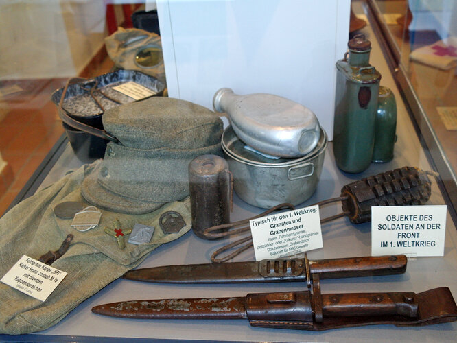 Vitrine mit Objekten des Soldaten an der Front im 1. Weltkrieg