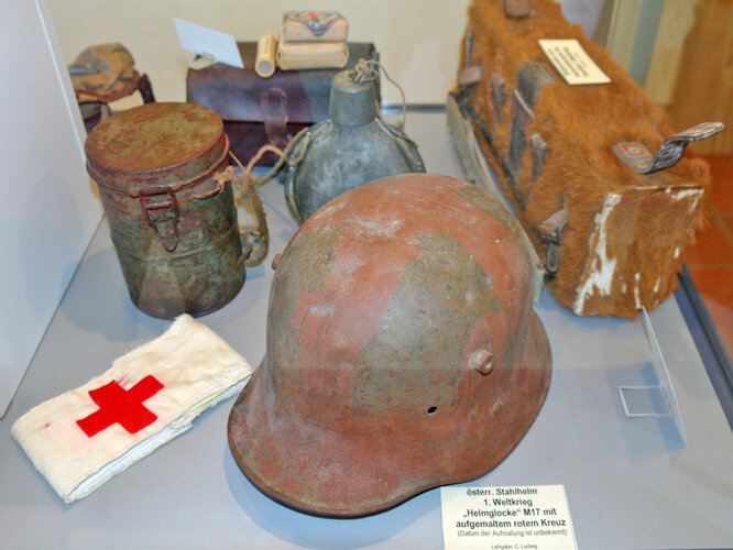 Vitrine mit Objekten des Soldaten an der Front im 1. Weltkrieg