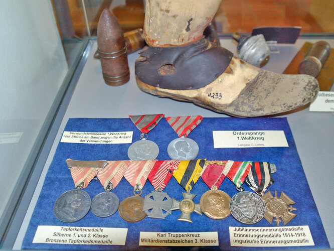 Soldaten des Ersten Weltkrieges an der Front - Medaillen und Abzeichen