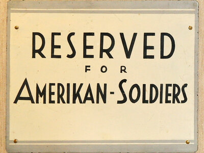 Schild aus der Besatzungszeit