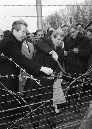 Durchschneiden des Stacheldrahtes | © Amt der NÖ Landesregierung - Pressestelle