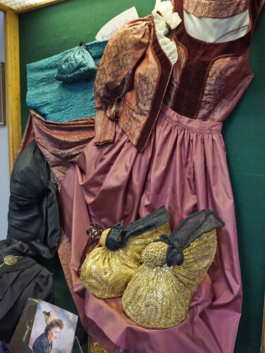 Vitrinenansicht "Goldhauben- und Kopftuchgruppe"