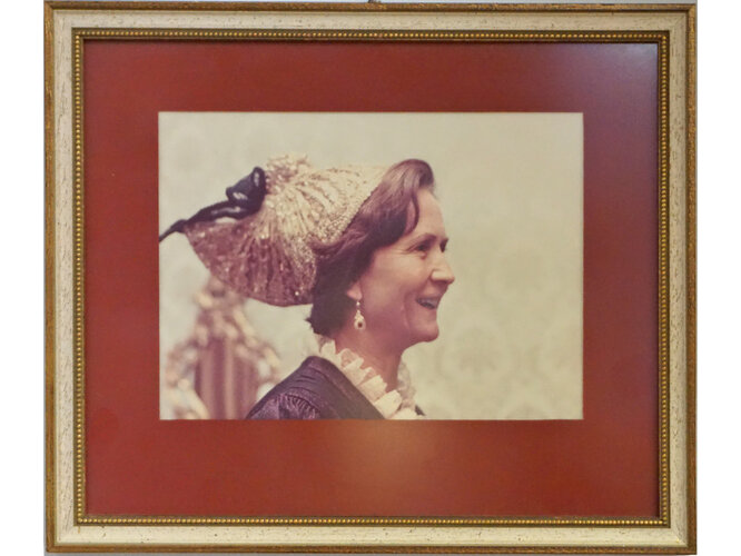 Luise Baumann mit Goldhaube