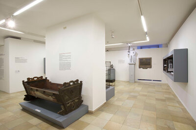 Blick in die Ausstellung: Ehr- und Schandstrafen | © Foto: Oö. Landesmuseen, Ernst Grilnberger