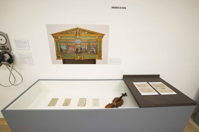 Blick in die Auststellung. Moritaten | © Foto: OÖ. Landesmuseen, Ernst Grilnberger