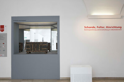 Eingangsbereich der Ausstellung im Linzer Schlossmuseum | © © Oö. Landesmuseen/Ernst Grilnberger