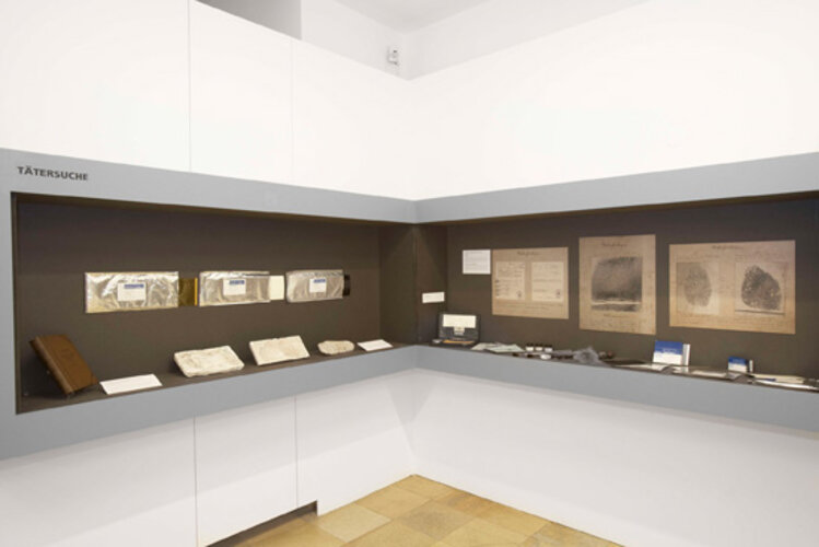 Blick in die Ausstellung: Tätersuche | © © Oö. Landesmuseen/Ernst Grilnberger