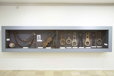 Blick in die Ausstellung: Schandgeigen | © © Oö. Landesmuseen/Ernst Grilnberger