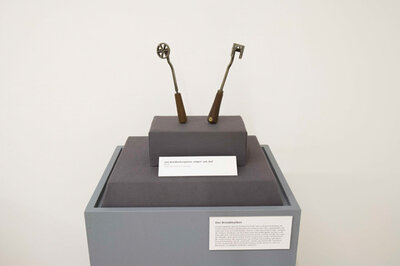 Blick in die Ausstellung. Brandmarkungseisen "Galgen" und "Rad" | © © Oö. Landesmuseen/Ernst Grilnberger