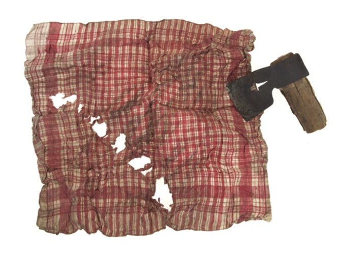 Blutiges Tuch und Hacke | © Oö. Landesarchiv, Foto: Oö. Landesmuseen, Ernst Grilnberger