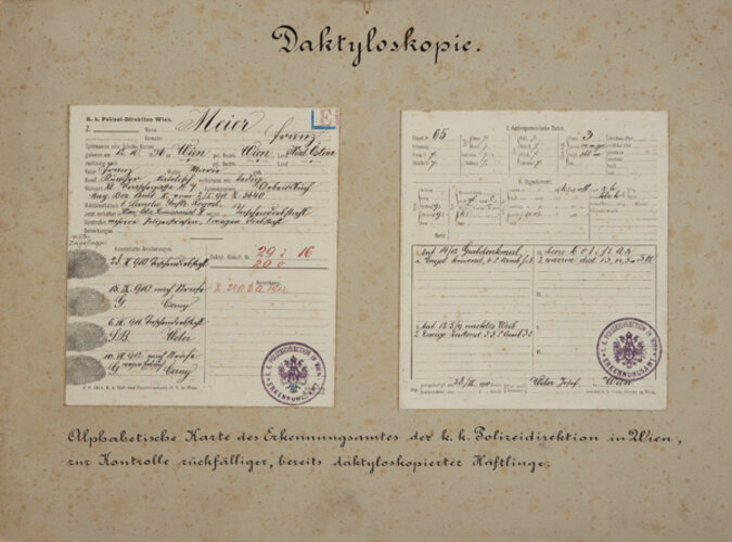 Tafel zur "Daktyloskopie oder Fingerschau" | © Kriminalmuseum Graz, Foto: OÖ. Landesmuseen, Ernst Grilnberger